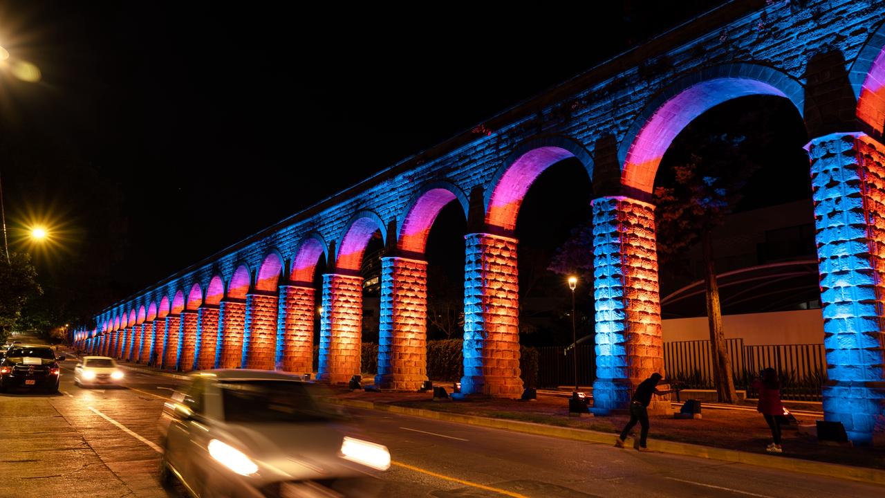 Puente iluminado como imagen editorial del portafolio de proyectos